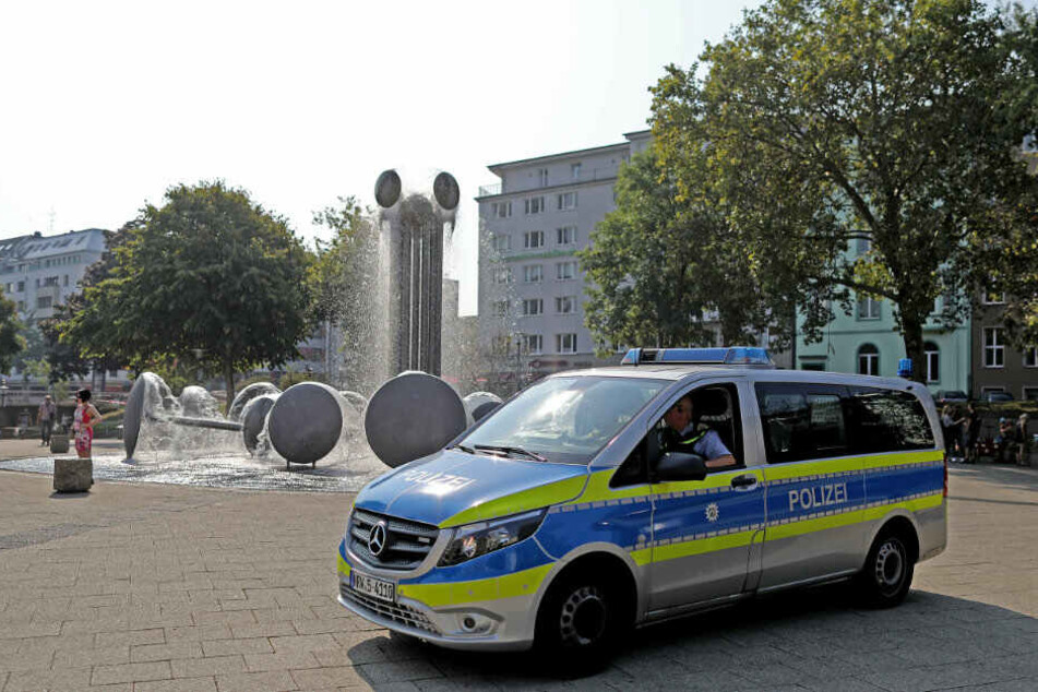 Polizei am Ebertplatz. Hier wurde am Sonntag ein 25-Jähriger getötet.