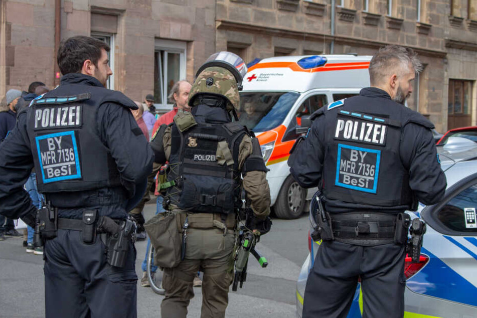 Die Einsatzkräfte musste auch die Demonstration der Abschiebungsgegner überwachen.