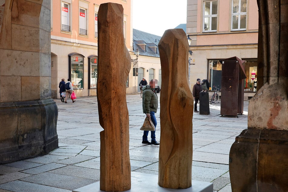 Holzskulpturen erwecken bis Ende Mai an der Jakobikirche Aufmerksamkeit.