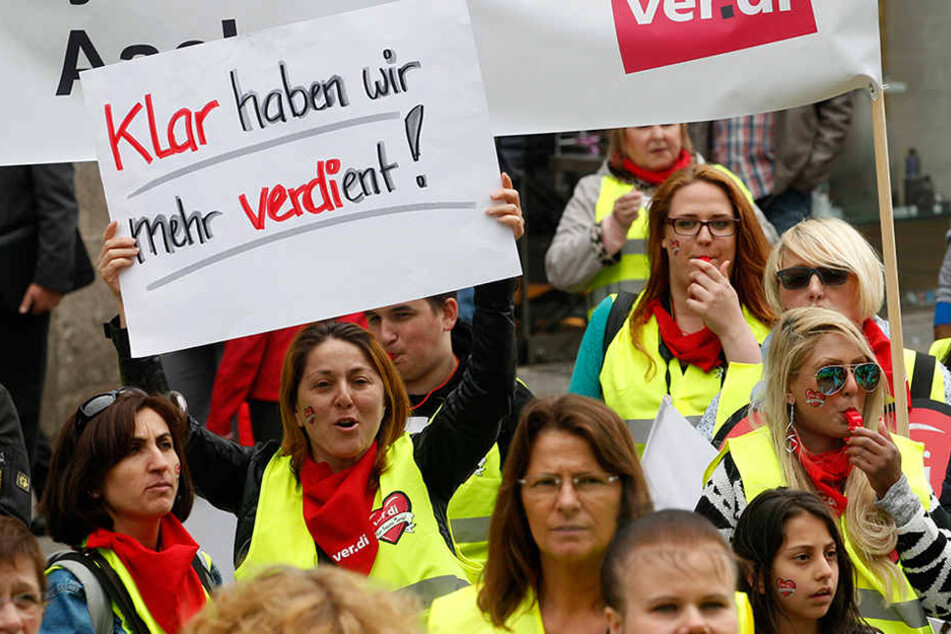 Auch am Samstag legen Mitarbeiter bei Kaufhof, Kaufland, H&M und Obi ihre Arbeit nieder. (Symbolbild)
