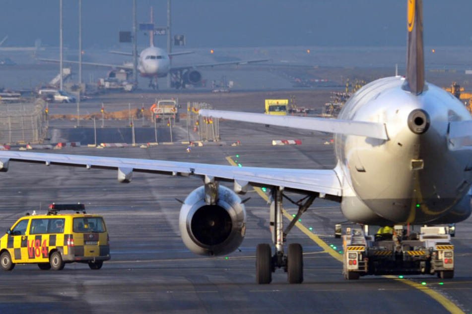 Der 19-Jährige befand sich in Begleitung von zwei Polizisten gerade auf dem Weg zu dem Flugzeug, dass ihn zurück nach Nigeria fliegen sollte (Symbolbild).