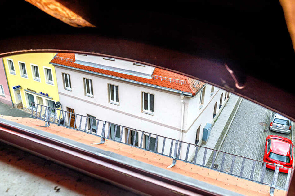 Blick von oben: Der kleine Torsten blieb damals am Schneegitter "hängen". Valentin zwängte sich durch die Fenster-Luke durch, rettete den Knaben.