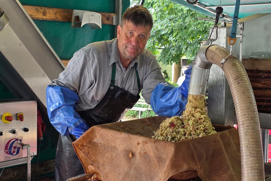 Andreas Wegener (63) presst die Maische.