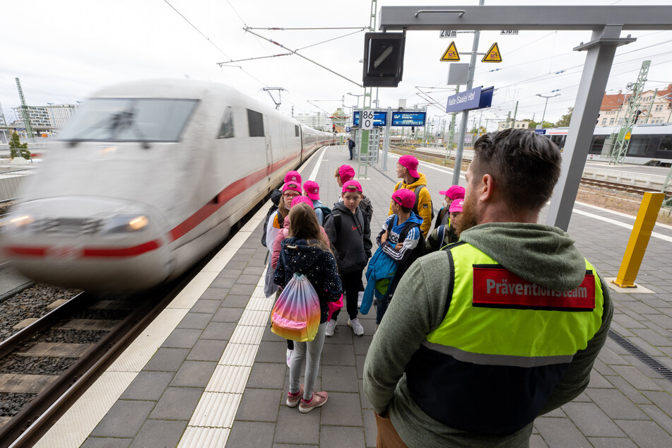 Um Kinder auf die Gefahren am Bahnhof zu sensibilisieren, setzt man auf Präventionsmaßnahmen, wie hier im Falle einer 6. Klasse am Hauptbahnhof Halle.