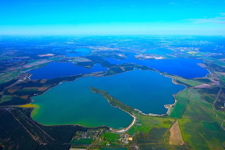 Die fünf neuen Tagebauseen in der Lausitz aus der Luft, die alle untereinander verbunden sind. Ab Ende Juni können sie von Skippern und Paddlern genutzt werden.
