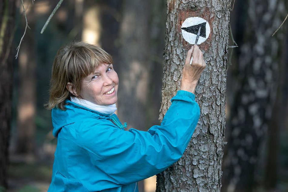 Petra Medger (59) markiert als ehrenamtliche Helferin die Wanderwege neu.