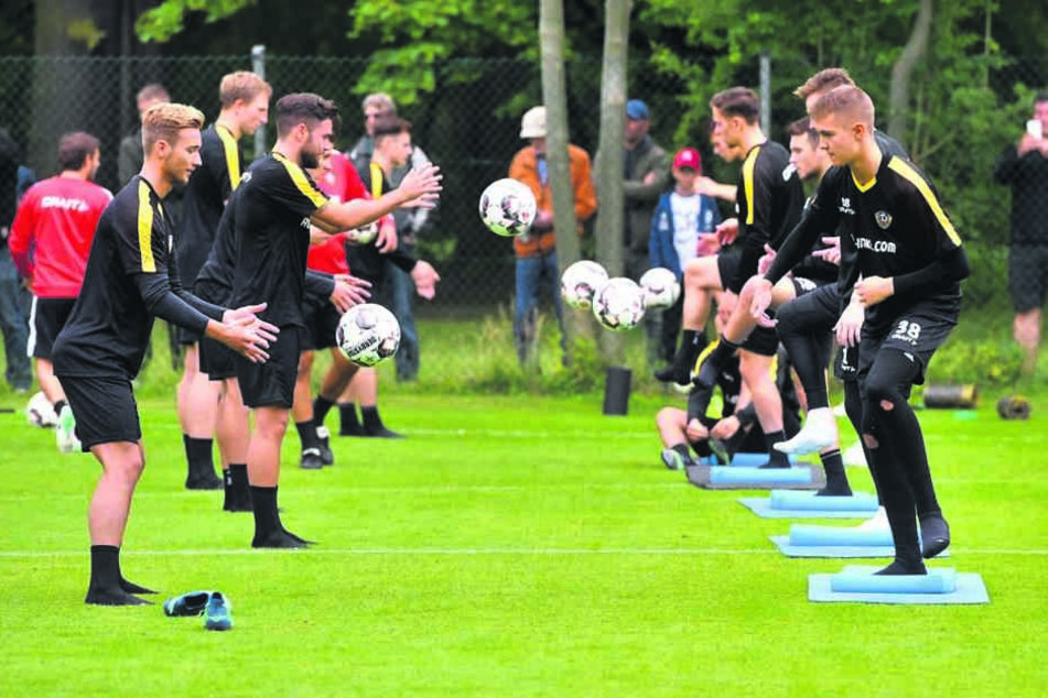 Nach über fünf Wochen Pause stehen sich die Schwarz-Gelben wieder auf dem Rasen gegenüber und machen sich fit für die neue Saison.