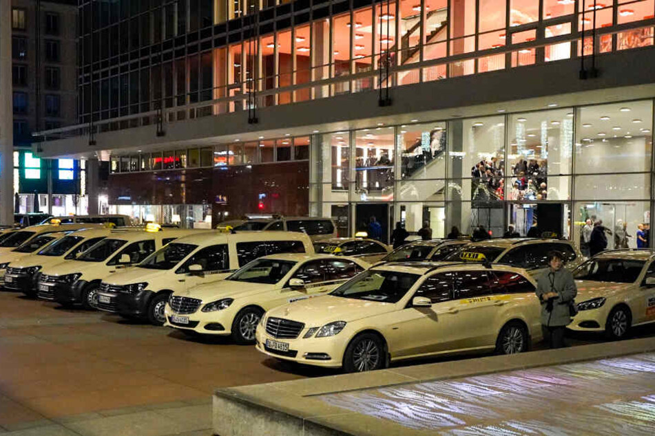 Da die Taxifahrer Knöllchen fürs Parken auf dem Kulti-Vorplatz kassierten, stellen sie jetzt den Abholservice ein.
