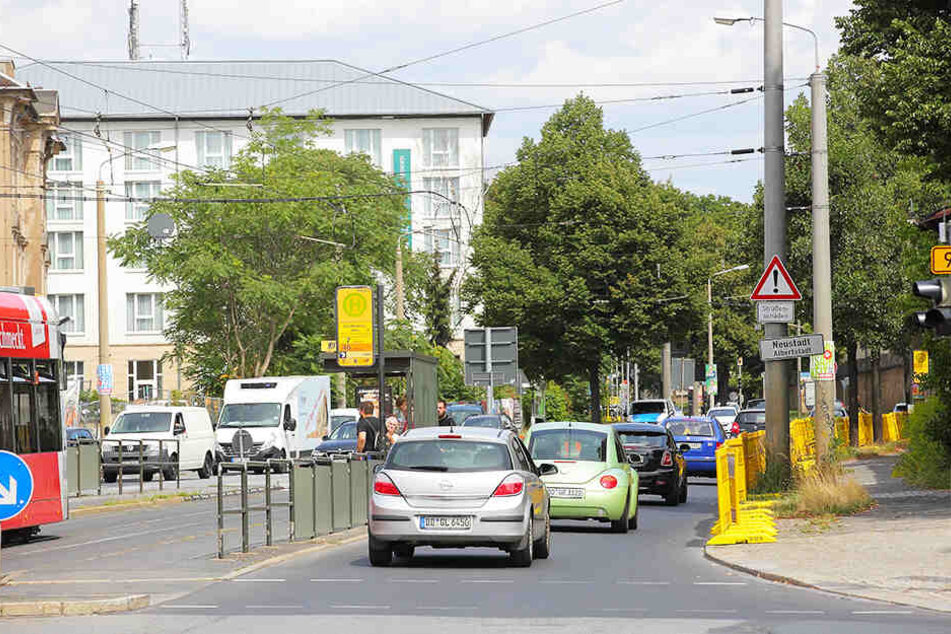 Zwischen Stauffenbergallee und Fabricestraße erhält die Fahrbahn ein neues Betonpflaster.