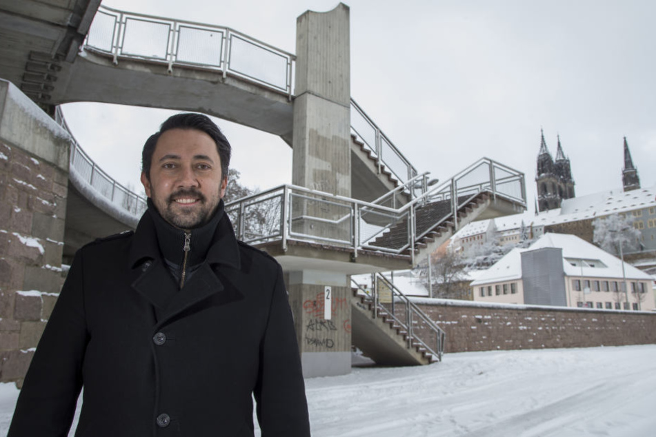 Stadtmarketing-Chef Christian Friedel freut sich, dass der alte Pylon (hinter
ihm) aufgehübscht wird.