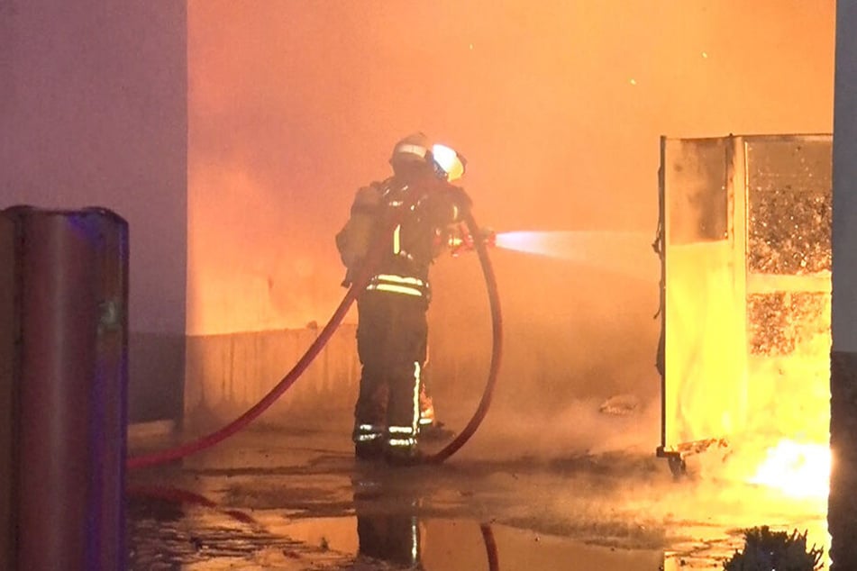 Die Feuerwehr konnte ein Übergreifen der Flammen auf das angrenzende Gebäude verhindern.