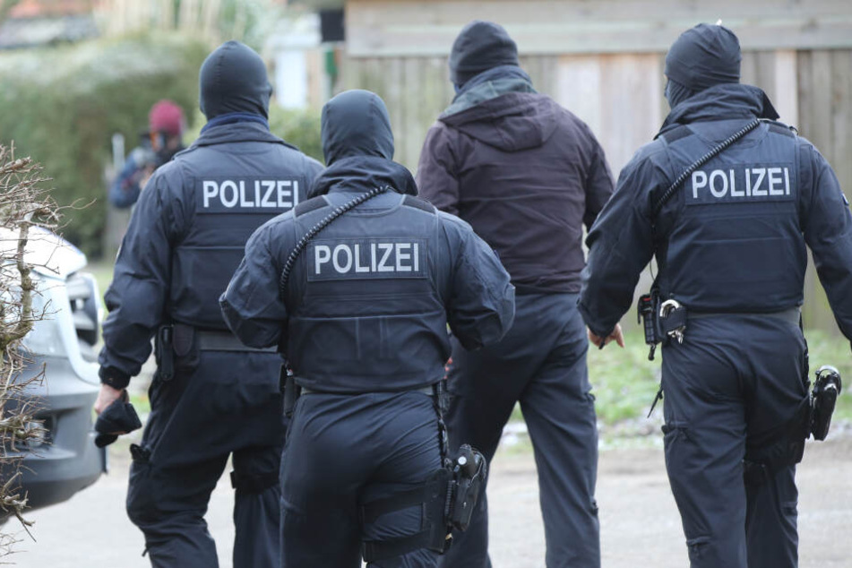 Beamte des Bundeskriminalamtes haben am Mittwochmorgen im Kreis Dithmarschen in Schleswig-Holstein drei Männer festgenommen, die einen Terroranschlag in Deutschland geplant haben sollen.