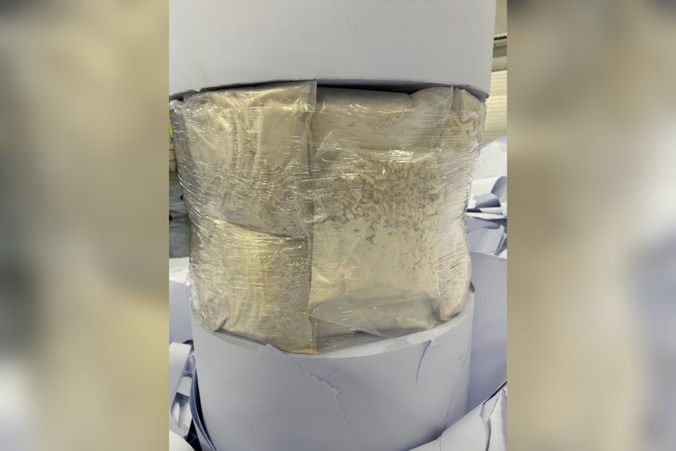 In der abgerollten Druckrolle sind die Heroin-Pakete deutlich erkennbar.