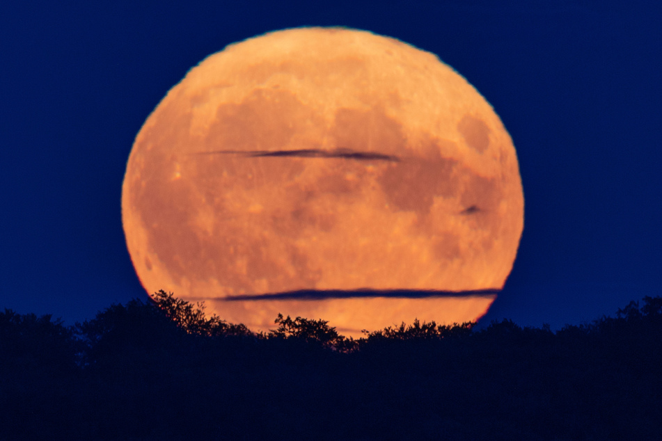In der Nacht vom 31. Juni zum 1. August lud der Mond über dem Schweriner See mit seiner beeindruckenden Größe bereits zum Staunen ein.