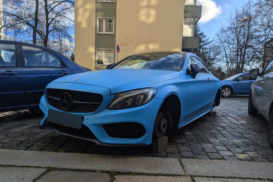 An der Polierstraße wurden einem Mercedes die Reifen gestohlen.