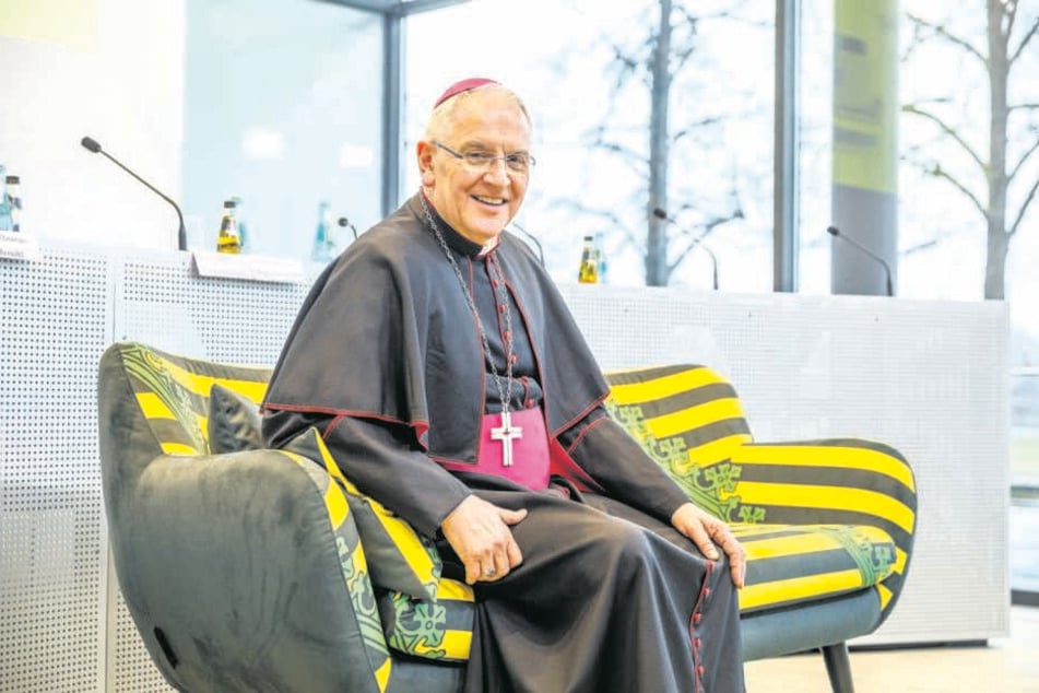 Bischof Heinrich Timmerevers (66), hier auf dem "Sachsensofa", einem neuen Gesprächsformat.
