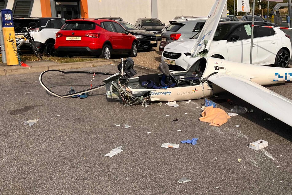 Schreckmoment in Bamberg: Segelflugzeug stürzt neben Tankstelle ab