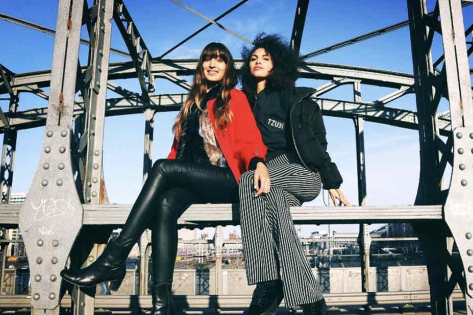 So kennen wir Julianna: Tough posiert sie hier mit GNTM-Mitstreiterin Sara (l.) auf einer Brücke.