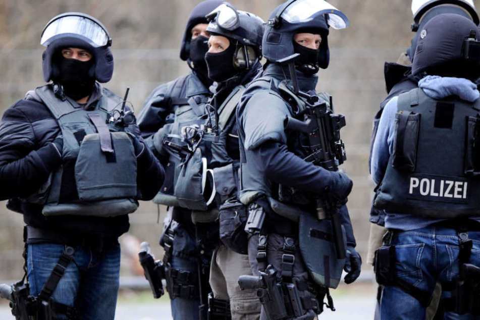 Schwerbewaffnete Spezialeinheiten nahmen den mutmaßlichen Islamisten (31) in seiner Berliner Wohnung fest. (Symbolbild)