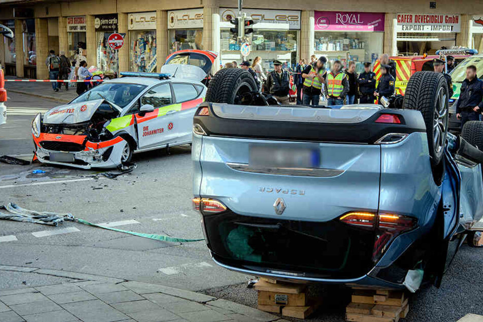 Der Sanitäter im Einsatzfahrzeug wurde schwer verletzt.