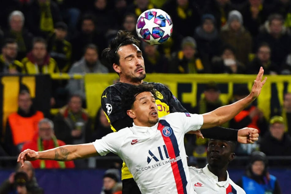 Mats Hummels (oben) und der BVB hatten in Hälfte eins die klare Lufthoheit und waren auch sonst das überlegene Team, das sich aber noch nicht belohnte.