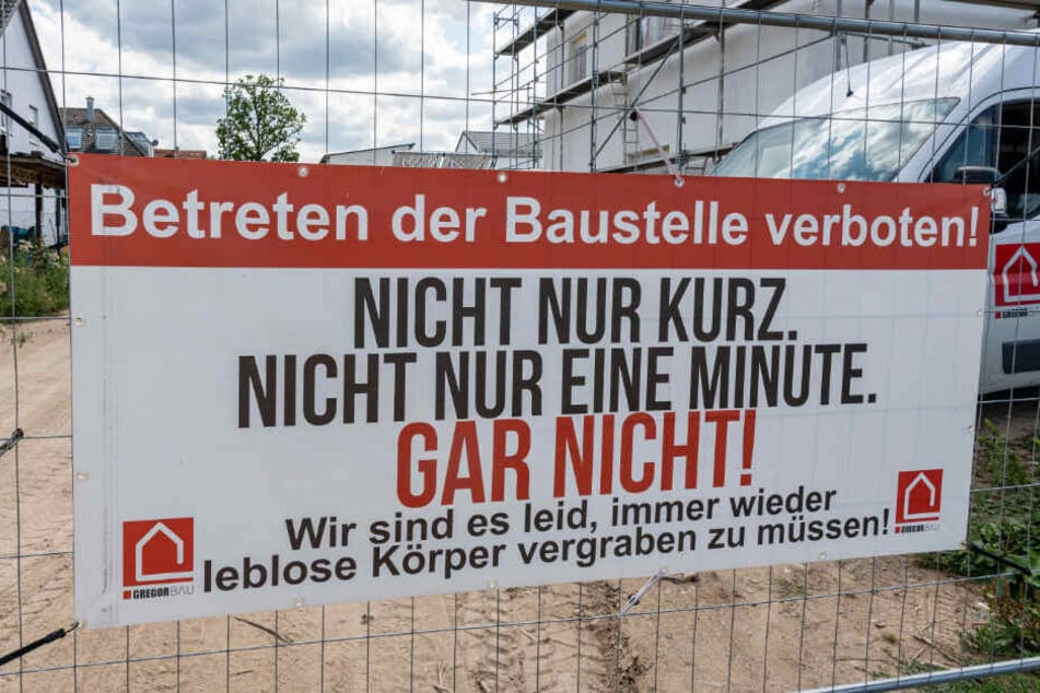 Mit dem drastischen Schild warnt eine Baufirma Unbefugte vor dem Betreten der Baustelle.
