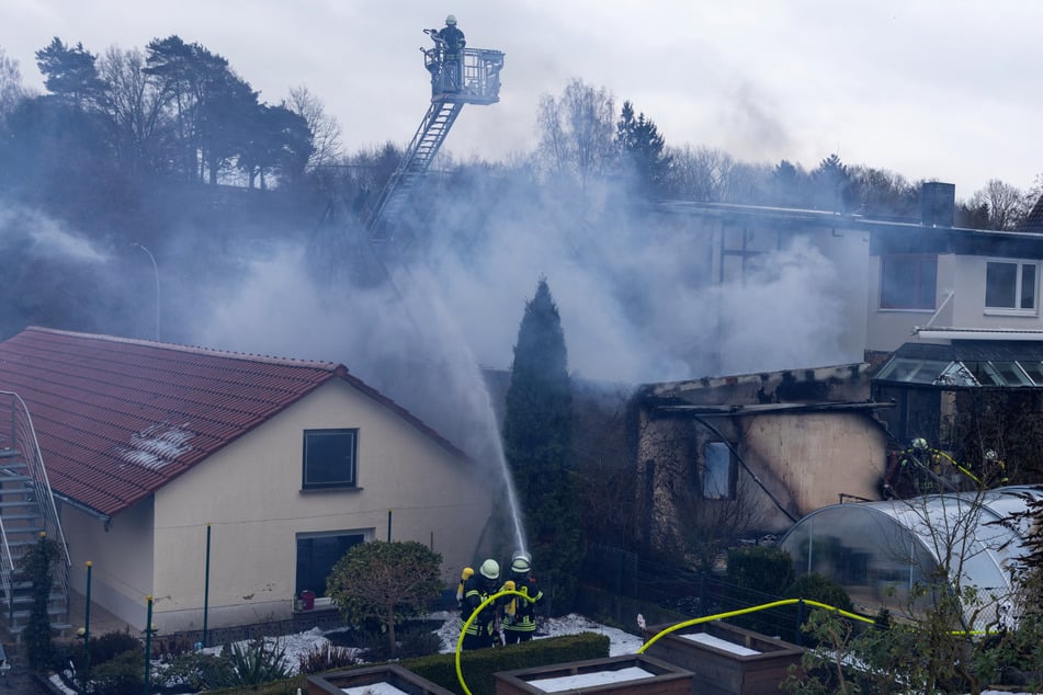 Die Einsatzkräfte konnten ein Übergreifen der Flammen auf die angrenzenden Gebäude verhindern. Dennoch ist großer Sachschaden entstanden.