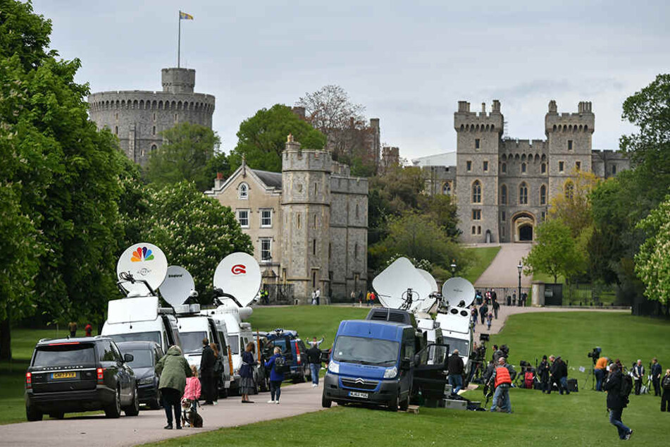Fernsehteams vor Windsor Castle, nachdem die Geburt des neuen Babys bekannt gegeben wurde.