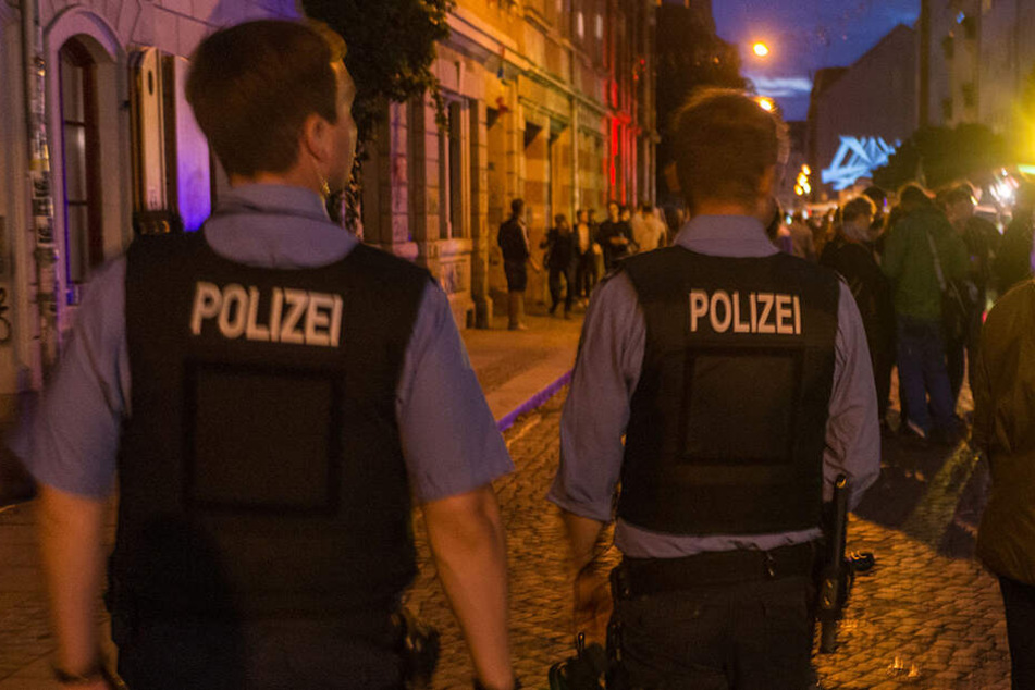 In der Dresdner Neustadt ist die Polizei vor allem auch am Wochenende immer wieder im Einsatz. (Archivbild)