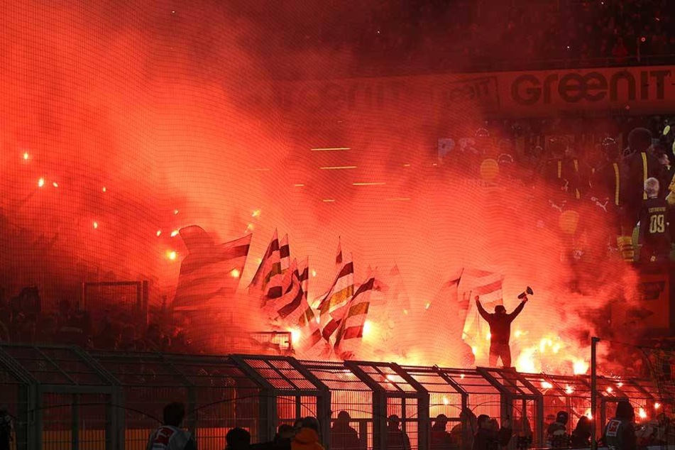 Fans aus Gladbach zünden bengalische Feuer.