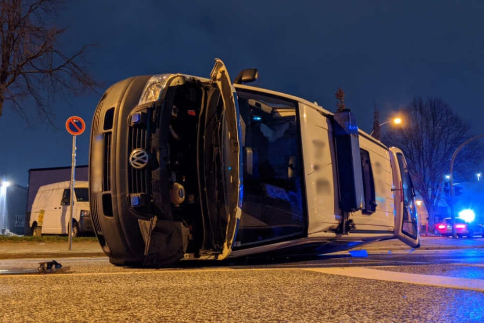 Der Streifenwagen kippte durch die Wucht des Aufpralls auf die Seite.