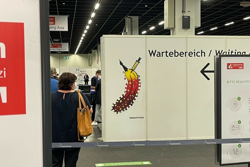 Die "Impfbanane" hing lange Zeit im Kölner Impfzentrum. Der Künstler wollte damit auf die Wichtigkeit der Impfung aufmerksam machen.