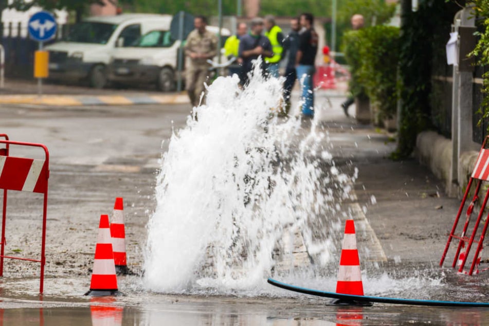 Aufgrund eines Wasserrohrbruchs in Neukirchen muss die Werdauer Straße gesperrt werden. (Symbolbild)
