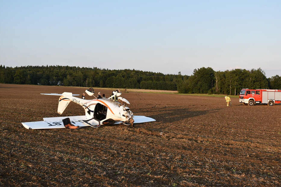 Das Flugzeug landete auf dem Dach.
