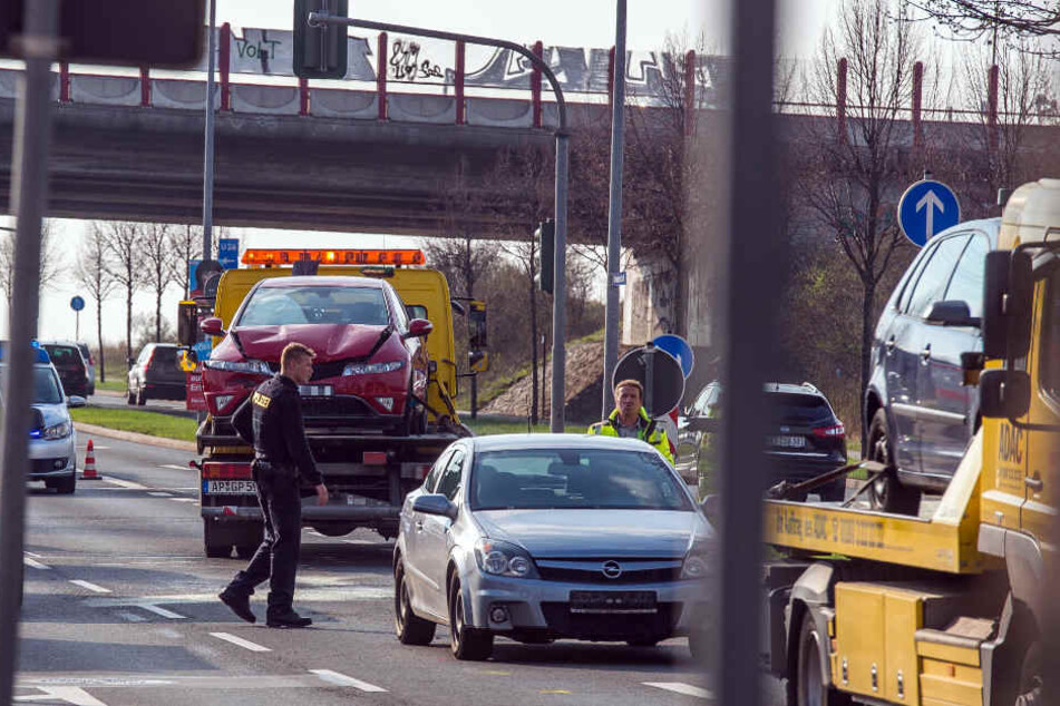 Mehrere Fahrzeuge stießen bei dem Unfall zusammen.