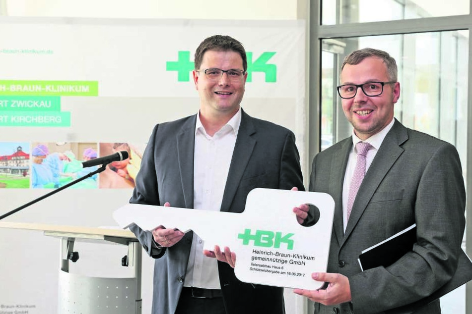 Architekt Christian Strauss (l.), übergibt den symbolischen Schlüssel für den
neuen Anbau an HNO-Chefarzt Dr. Joachim Stadler.