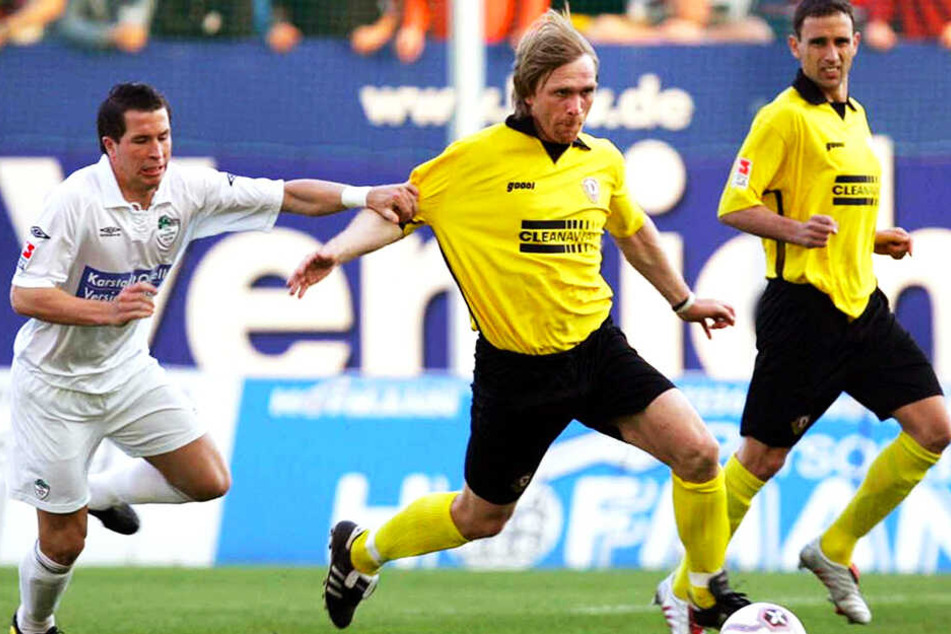 Am 15. April 2005 gewann die Dynamo in Fürth mit 1:0. Siegtorschütze Ansgar Brinkmann (M.) setzt sich hier gegen Christian Weber durch.