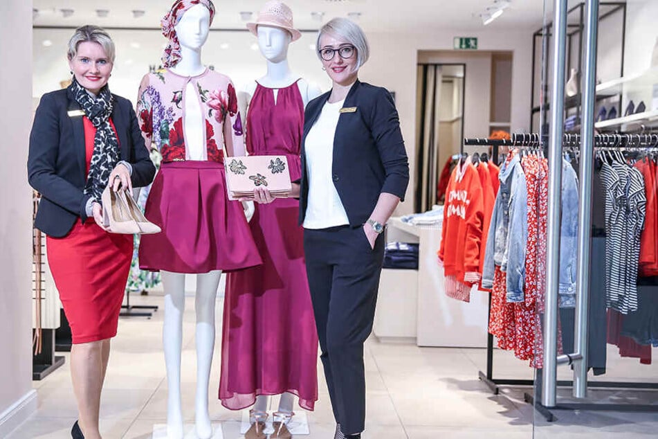 Center-Managerin Nadine Strauß (42, l.) und Styling-Expertin Larissa Markus (33) wollen Kunden für die neue Frühlingsmode begeistern.