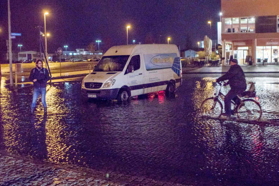 In Wismar steht ein Parkplatz am Stadthafen unter Wasser.