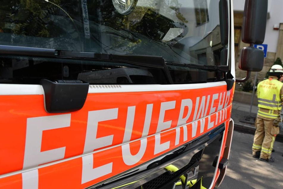 Die Feuerwehr ist mit einem Großaufgebot vor Ort.