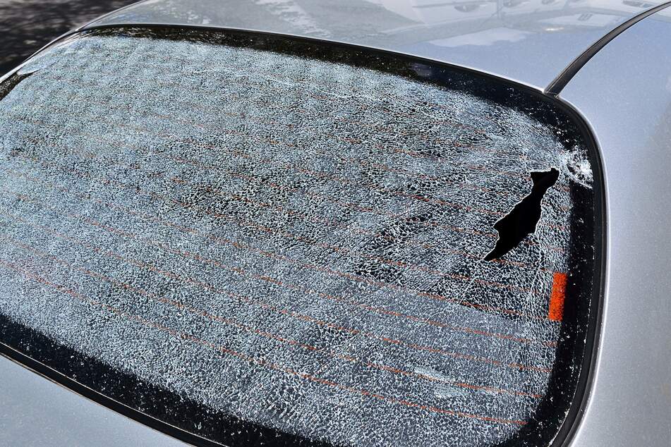 Ein 22-Jähriger zerschlug in Plauen die Heckscheiben mehrerer Autos. (Symbolbild)