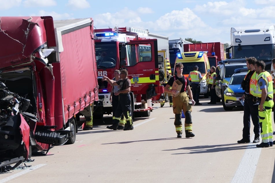 Kameraden der Freiwilligen Feuerwehr befreiten den Mann aus dem Transporter. Ein Rettungshubschrauber brachte ihn anschließend ins Krankenhaus.