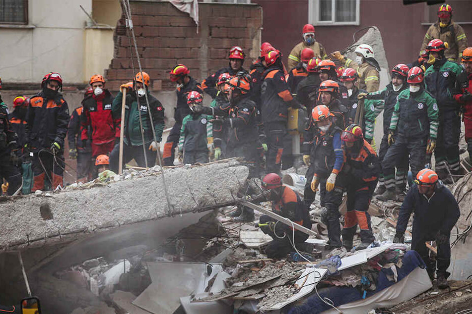Nach dem Einsturz eines Wohnhauses in Istanbul gehen die Rettungsarbeiten weiter.