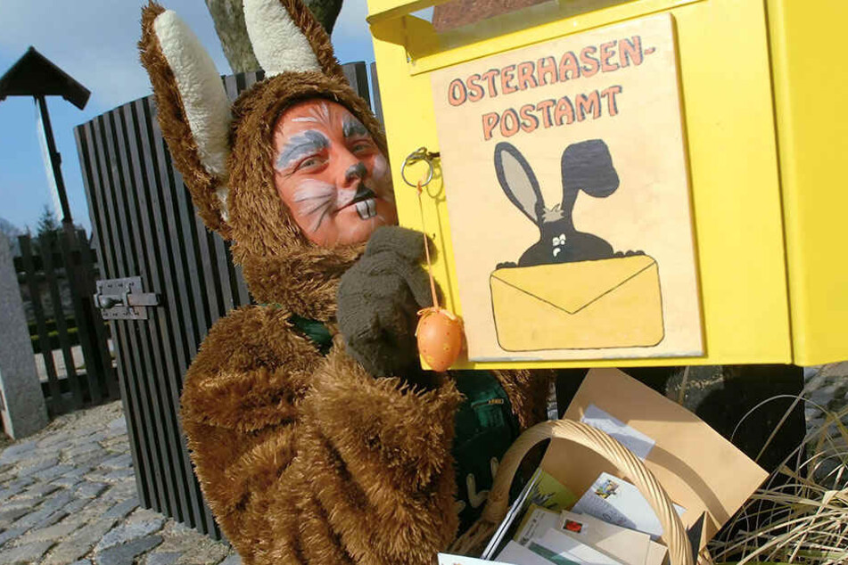Osterhasen-Post aus aller Welt: Mittlerweile bekommt das Postamt in Seifhennersdorf auch Zuschriften aus Russland, Taiwan oder Estland.