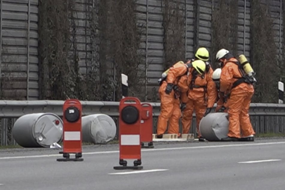Auf der A1 zwischen Hamburg und Bremen sind bei einem Unfall Fässer mit Gefahrstoffen auf die Fahrbahn gerollt. Die Feuerwehr untersuchte sie.
