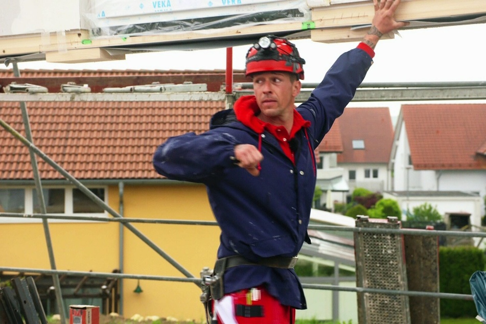 Montagearbeiter Steven Rzeppa (34) baut mit seinen Kollegen Fertighäuser auf.