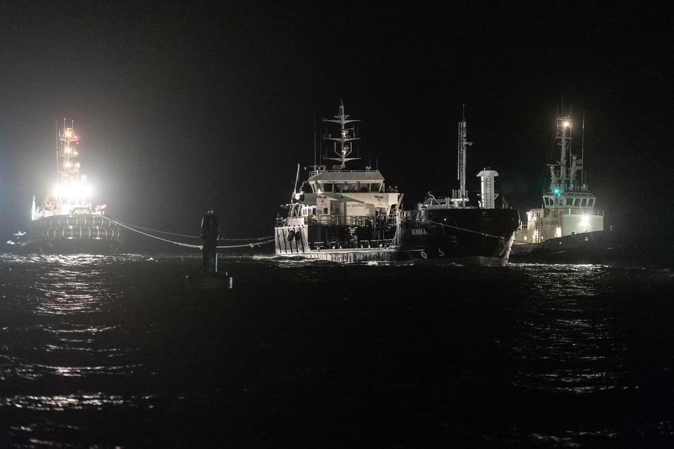 Die in Brand geratene "Annika" wurde in den Rostocker Überseehafen geschleppt.