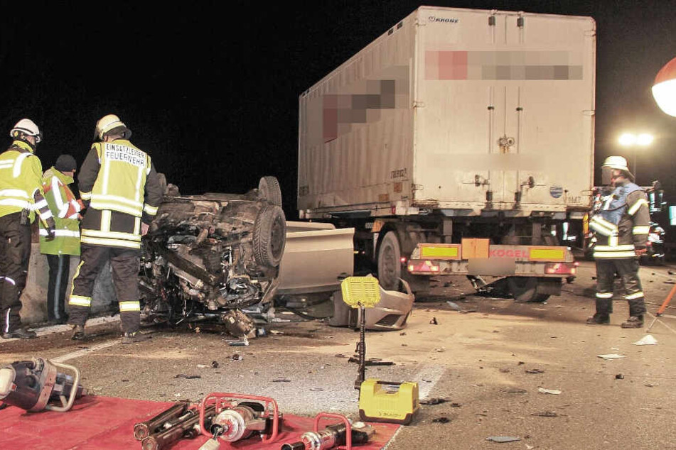 Der Autofahrer starb noch an der Unfallstelle.