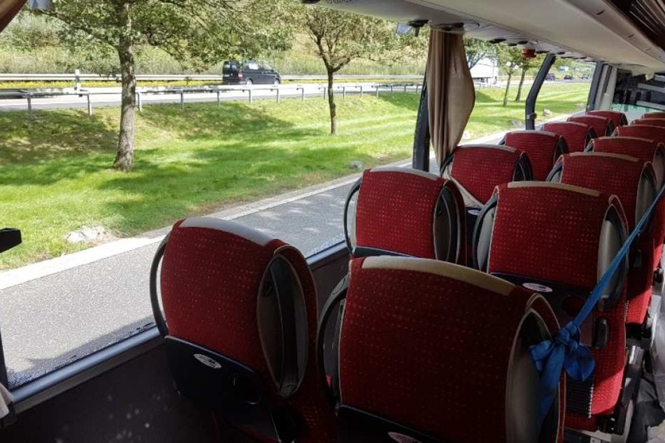 Auch die Seitenscheiben fehlten bei dem Bus.