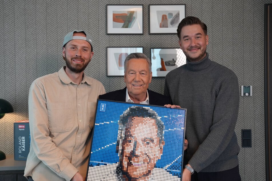 Die Söhne Tim (37, l.) und Jan Keiler (29, r.) präsentieren mit ihrem Vater Roland Kaiser (73) das neue Kaiser-Mosaik aus Klemmbausteinen.
